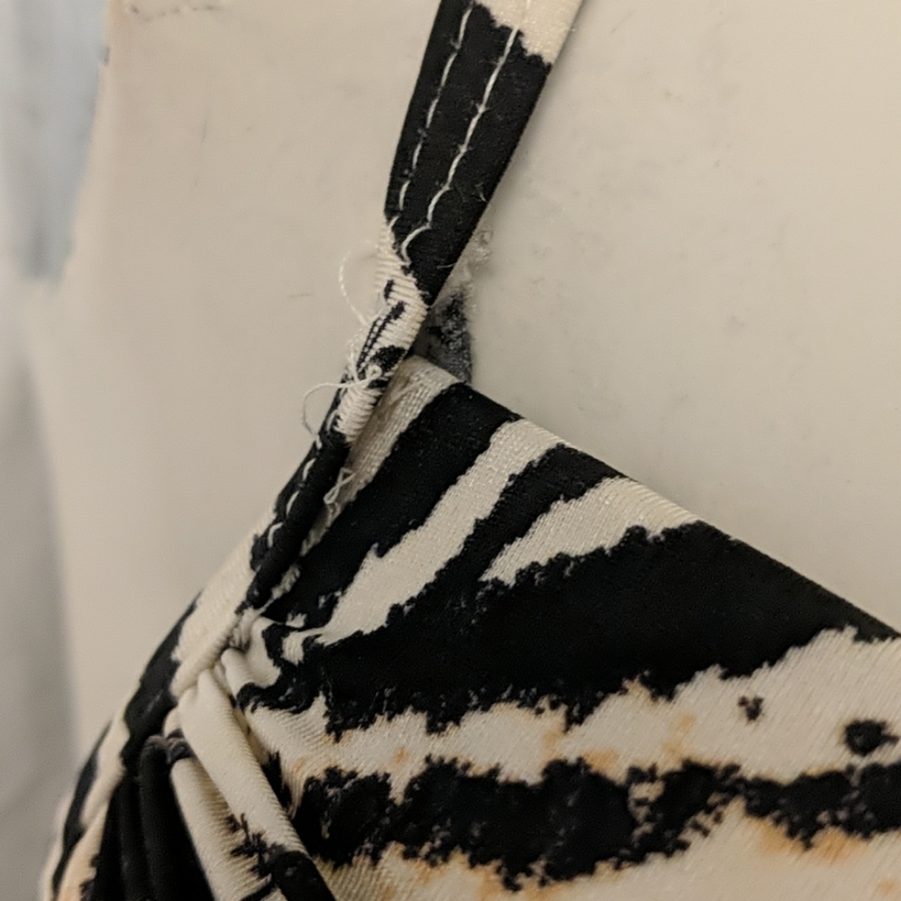 ✨5/$25✨ Victoria's Secret tiger stripe bikini top - Picture 7 of 7